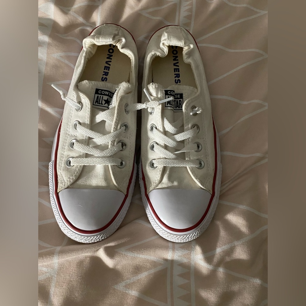Very clean, like new Women’s white Converse!